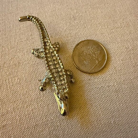Alligator Silvertone Brooch with Clear Rhinestone Detail. - Picture 5 of 6